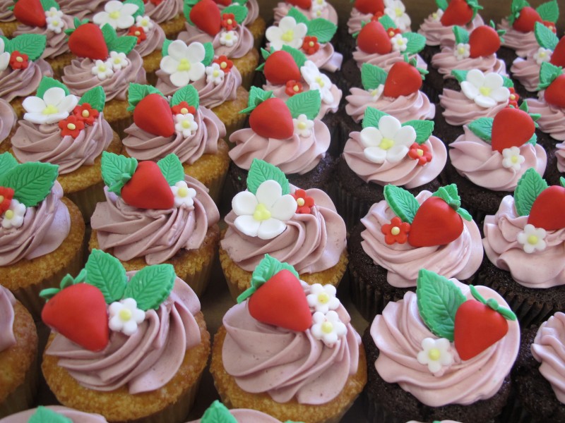 cupcakes with fondant strawberry toppers