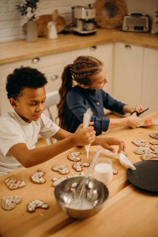 kids decorating cookies